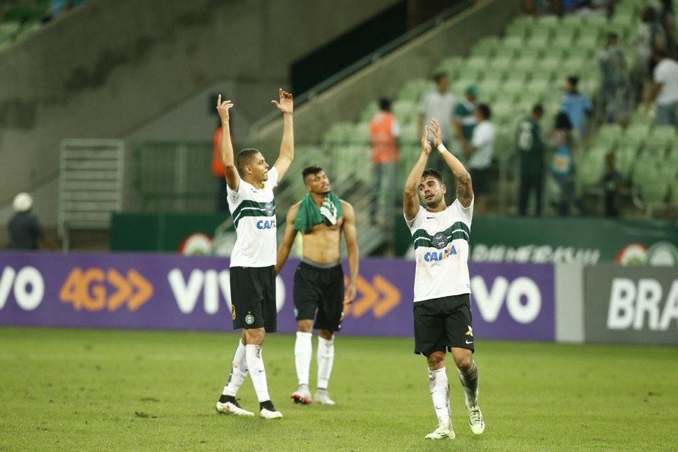 Jogadores do Coritiba comemora ao final da partida com o Palmeiras. | Hugo Harada/Gazeta do Povo