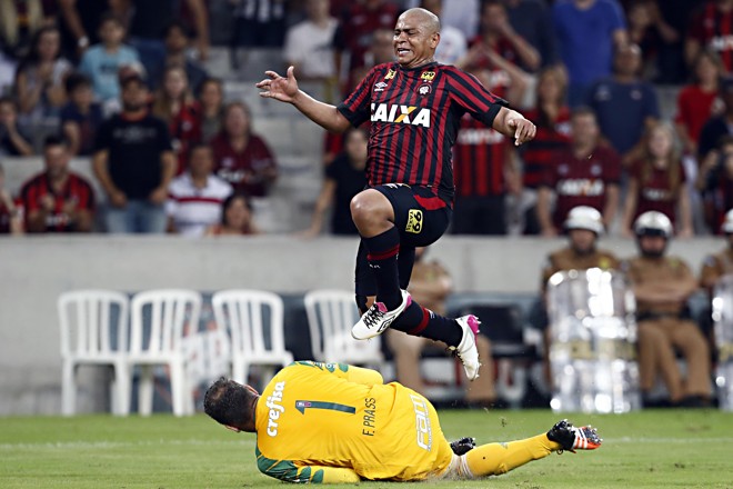 Walter é barrado pelo goleiro do Palmeiras, Fernando Prass. | Albari Rosa/Gazeta do Povo