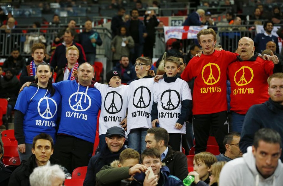 Torcedores ingleses prestam homenagem às vítimas dos atentados em Paris antes do amistoso com a França. | Darren Staples/REUTERS