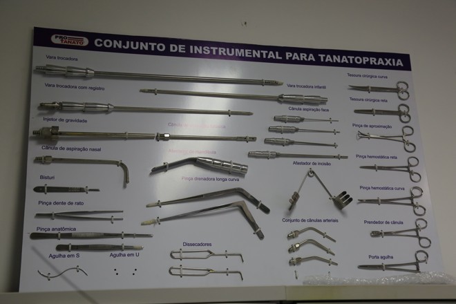 Quadro com todos os instrumentos utilizados no procedimento. | Ivonaldo Alexandre/Gazeta do Povo