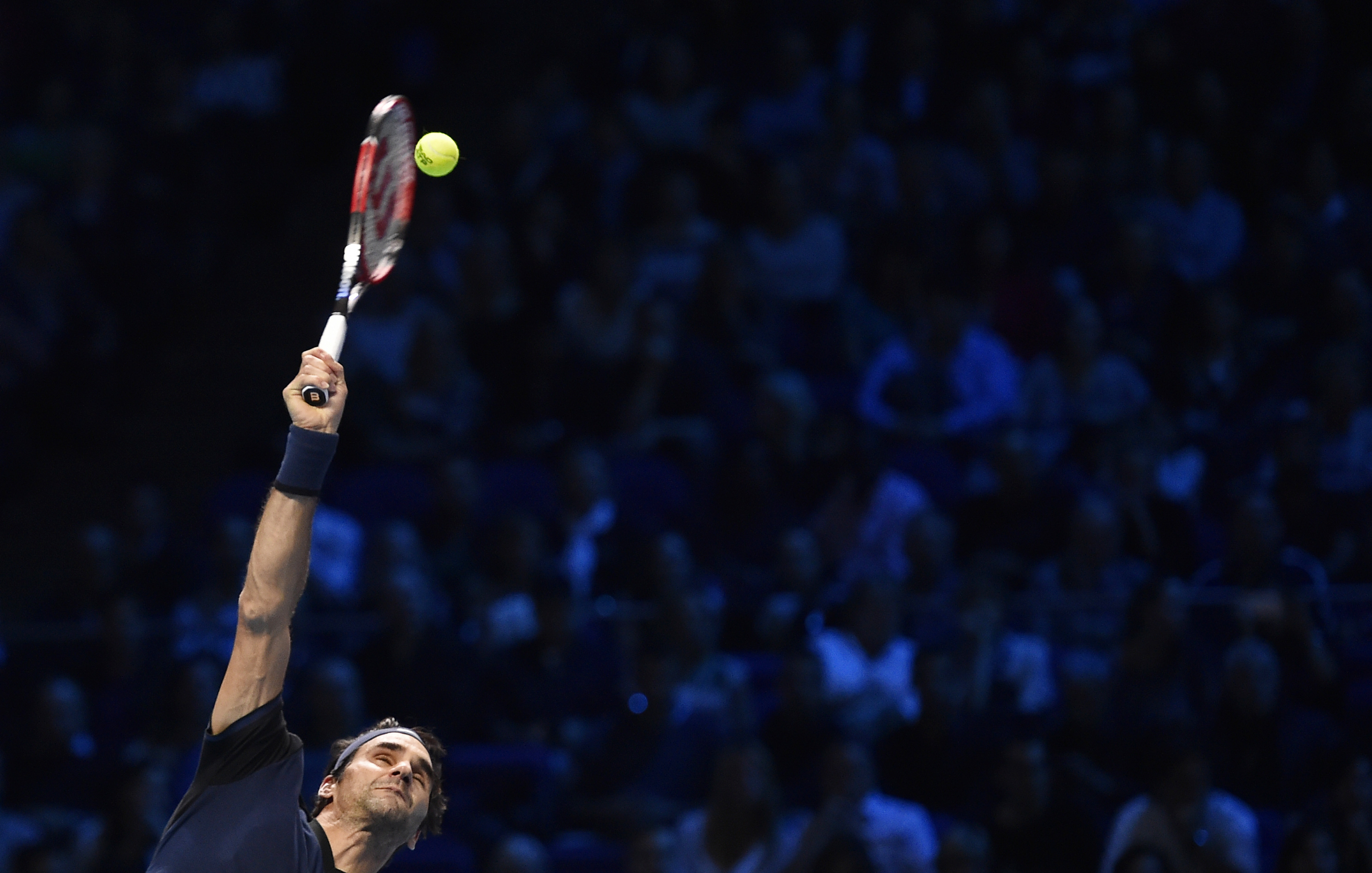Federer venceu Djokovic e pôs fim à invencibilidade de 22 jogos do sérvio. | Toby Melville/REUTERS