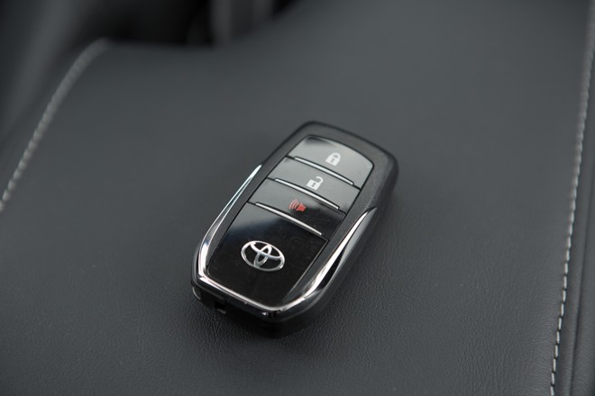 Na versão SRX, a chave com novo design permitiu a instalação do sistema Smart Entry System, dispositivo que permite desbloquear as portas com a simples pressão do botão na maçaneta. | Malagrine/Toyota