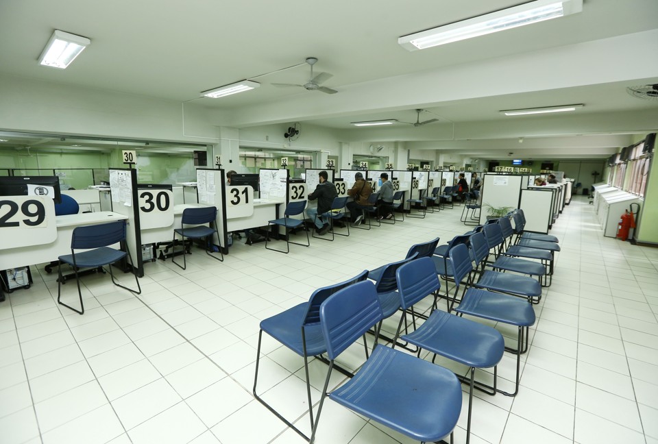 Agência do Trabalhador, em Curitiba, sem nenhuma fila: poucos moradores da região metropolitana estão em busca de emprego. | Giuliano Gomes/Gazeta do Povo