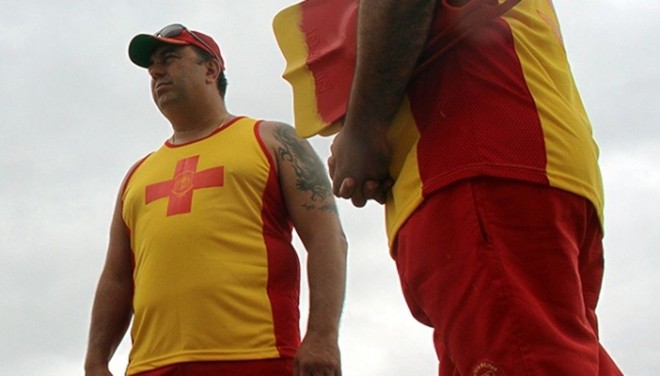 Fernando Francischini : o deputado federal do Solidariedade tem um dragão que toma quase toda a parte superior de um dos braços. O desenho foi revelado durante uma visita de Francischini às praias paranaenses quando ele ainda era secretário de Segurança, no começo deste ano. A tatuagem chamou mais atenção pelo sumiço do que pela aparição. A foto na página da Secretaria de Segurança em que a tatuagem de Francischini aparecia foi alterada para camuflar o desenho. O deputado não quis falar sobre a tatuagem, nem comentar o caso. | Divulgação/PM-PR