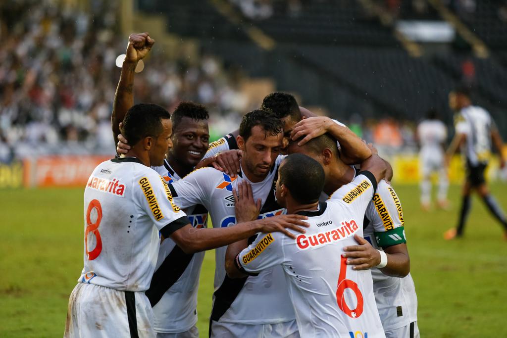 Jogadores do Vasco comemoram gol de Nenê. | Gustavo Serebrenick/Folhapress