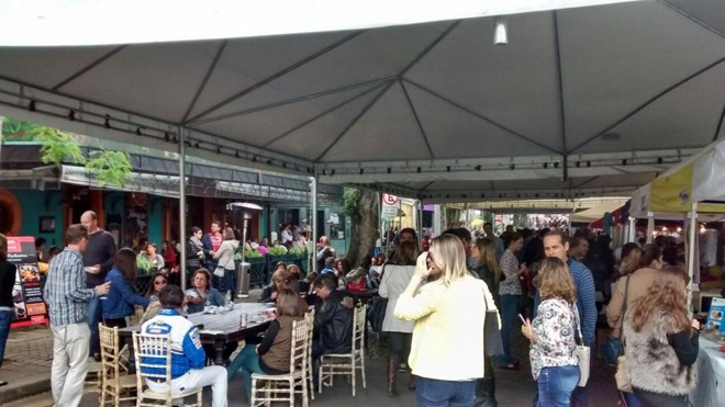 A Praça Espanha também recebe uma feirinha gastronômica | Lana Carvalho