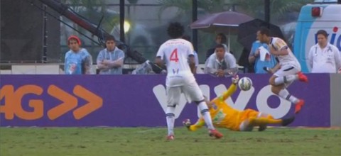 Pênalti polêmico mantém o Vasco vivo na Série A. Veja o lance | /