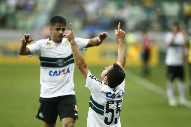 Henrique Almeida comemora com o Juan o 1 a 0. | Hugo Harada/Gazeta do Povo
