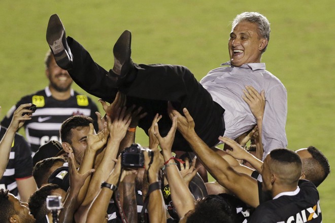 Técnico Tite é erguido pelos jogadores do Corinthians após a conquista do título Brasileiro. | UESLEI MARCELINO/REUTERS