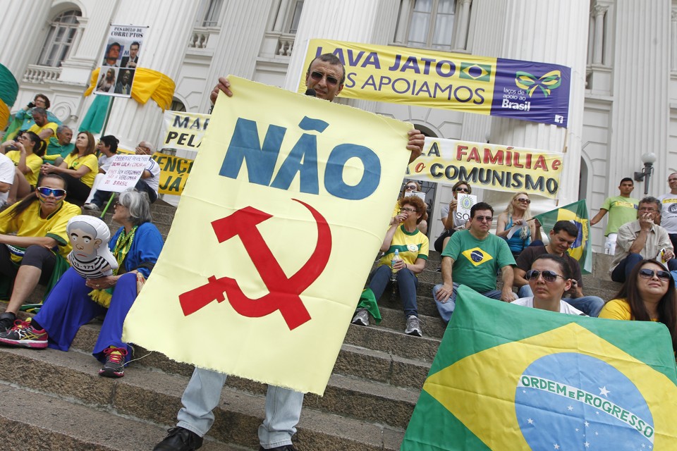 Protesto em Curitiba começou nas escadarias da Universidade Federal do Paraná (UFPR). | Antônio More/Gazeta do Povo
