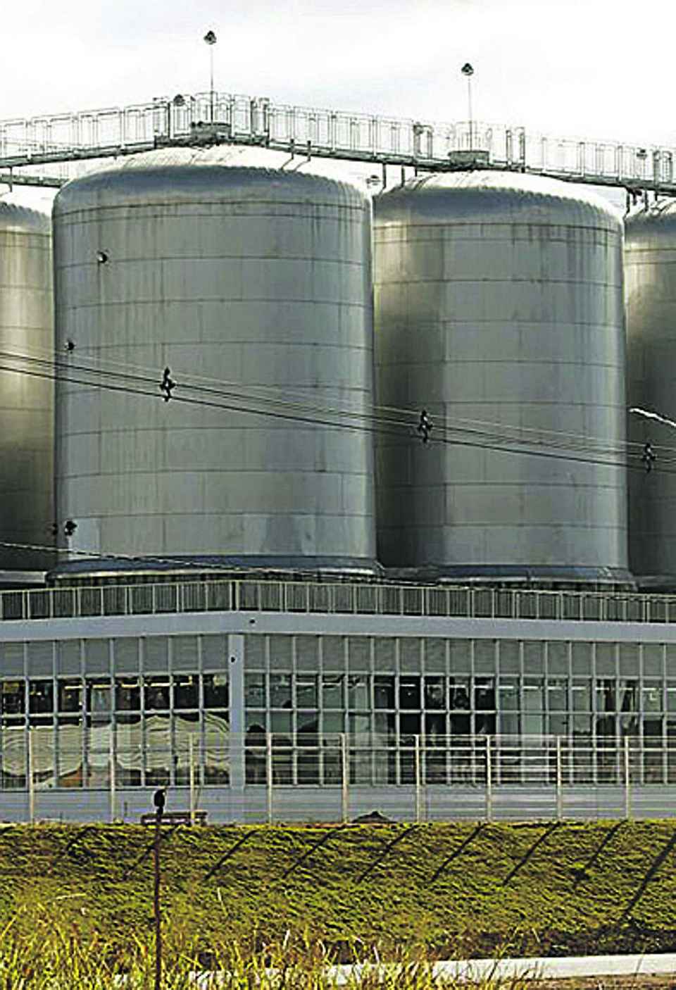 Nova fábrica  tem capacidade para produzir 380 mil hectolitros de bebidas por mês. | Antônio More/Gazeta do Povo
