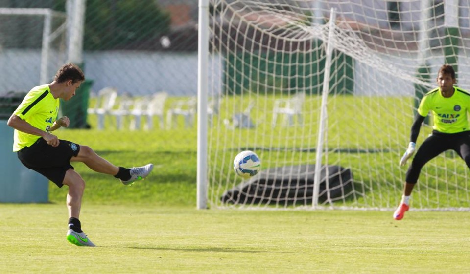 Decisão de Keirrison de não jogar irrita diretor de futebol do Coritiba Destaque dos treinos durante a semana, Keirrison não quis enfrentar o Figueirense. | Daniel Castellano/Gazeta do Povo