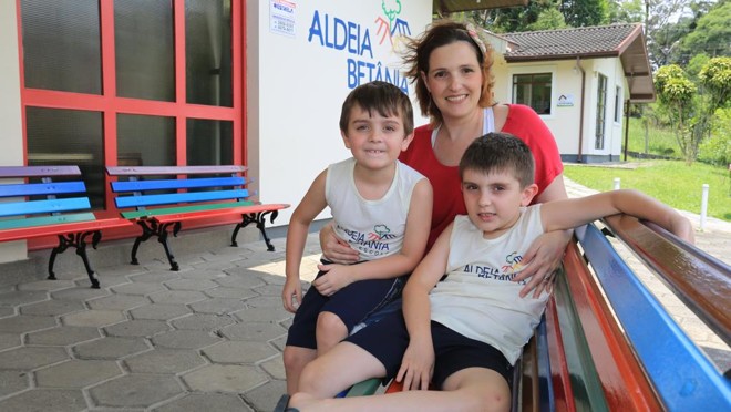 Juliana Knoche com os filhos Lucas e Nicolas: dificuldade para encontrar uma escola adequada | Ivonaldo Alexandre/Gazeta do Povo