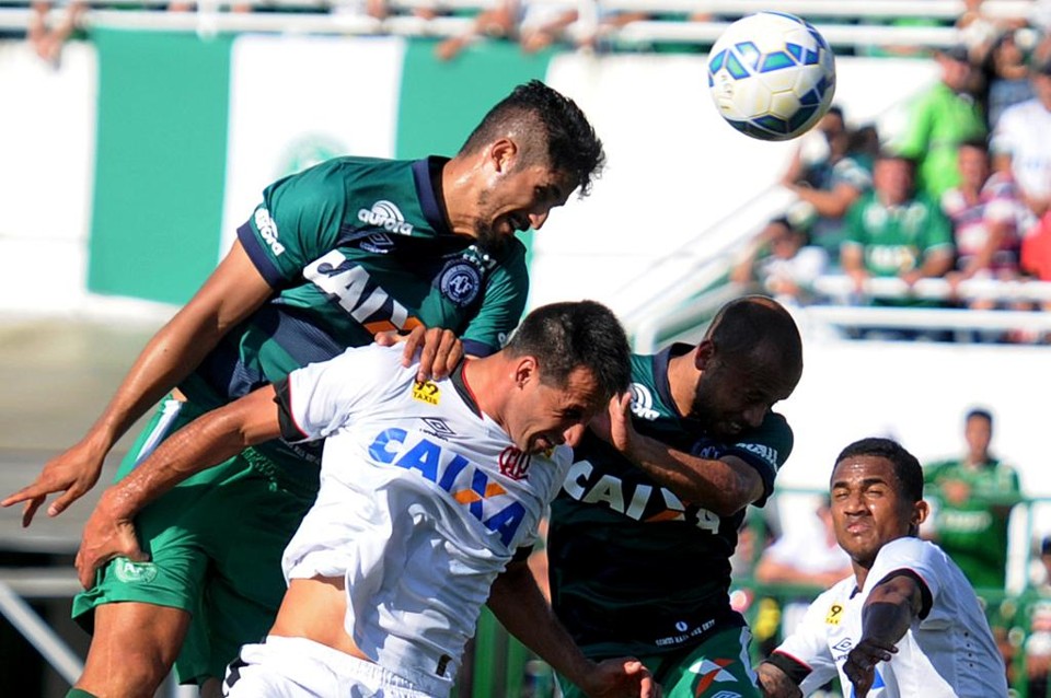 Zagueiro Vilches em disputa de bola com a Chapecoense. | /DC-Agência RBS