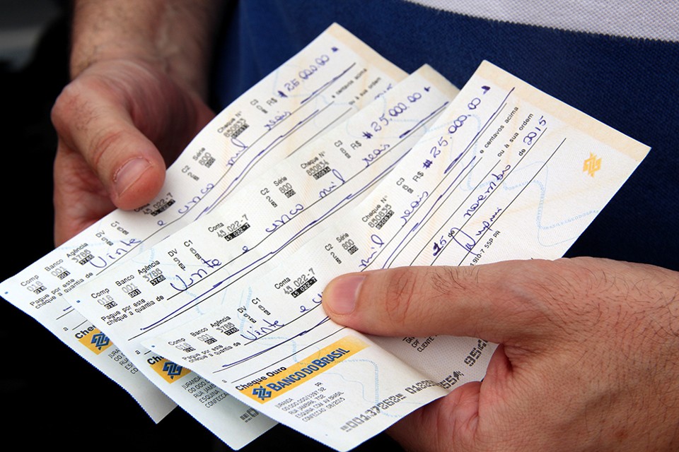 Delegado mostra cheques entregues aos vereadores como garantia. | Jornal Tribuna do Interior/