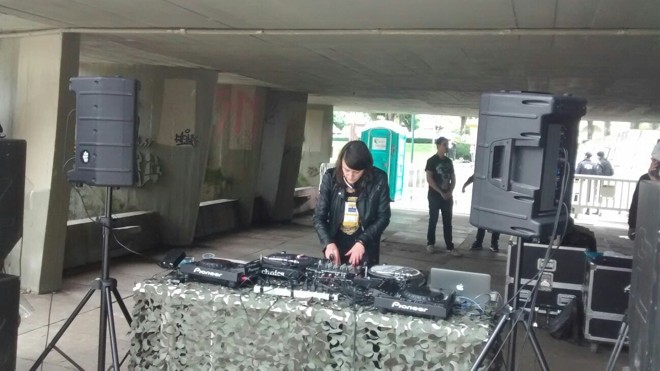 DJ Claudia Bukowski assumiu as picapes na praça 29 de Março Às 15h. | 