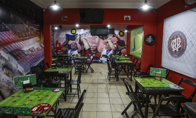 Interior do bar do Nem: uma espécie de memorial da conquista do Brasileiro de 2001. | Daniel Castellano/Gazeta do Povo