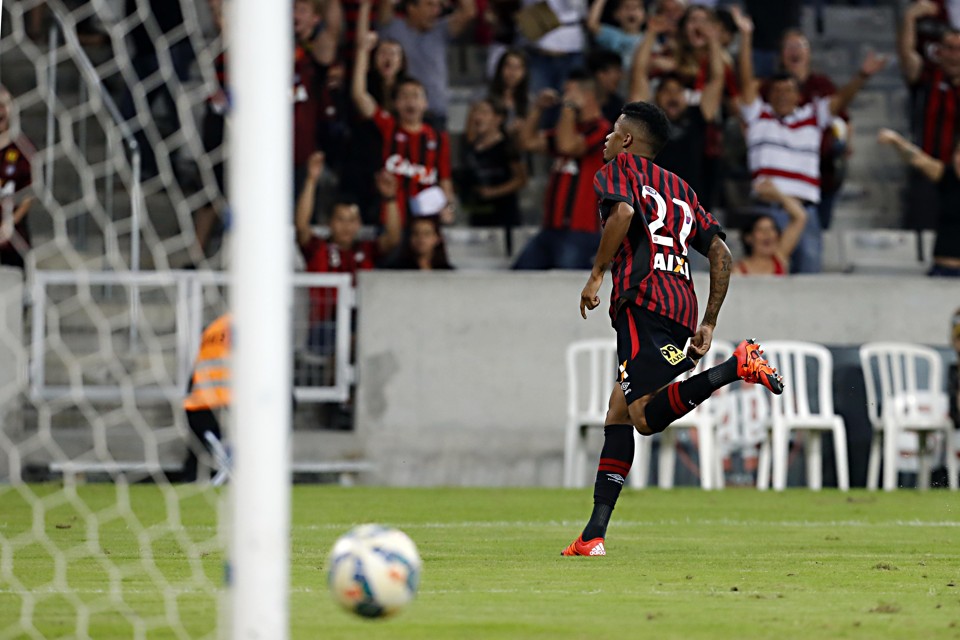 Garoto Ewandro marcou dois gols no empate do Atlético com o Palmeiras. | Albari Rosa/Gazeta do Povo