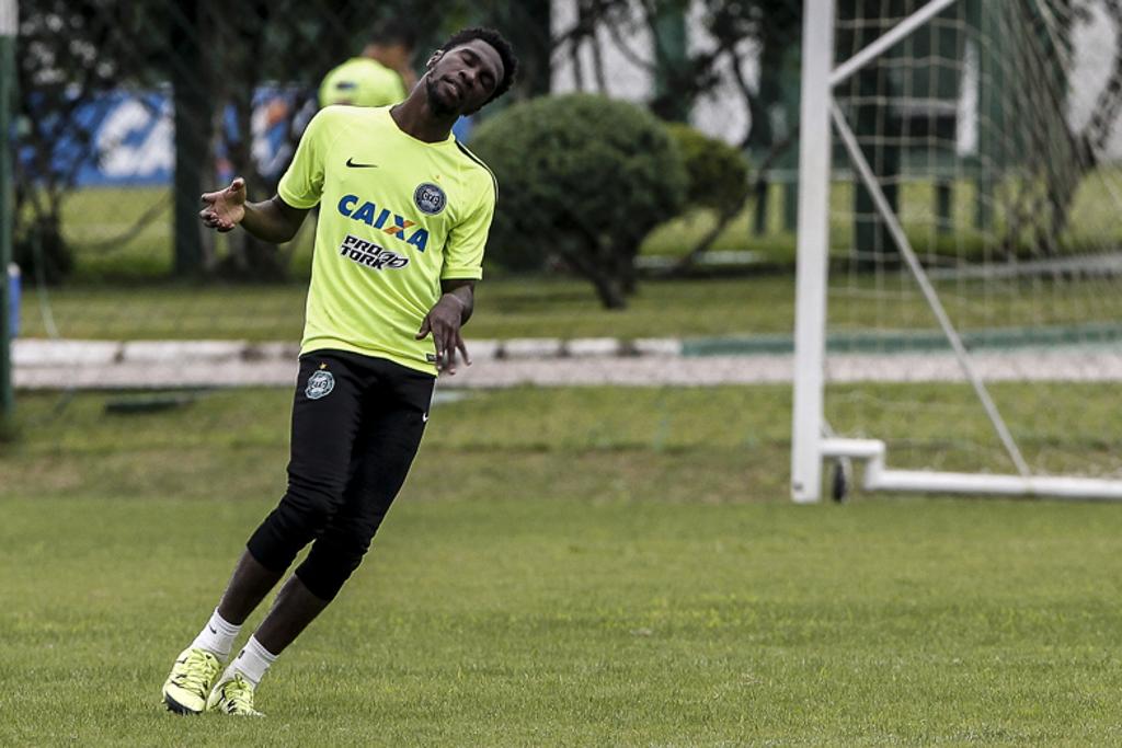 Negueba volta ao time depois de se recuperar de lesão. | André Rodrigues/Gazeta do Povo