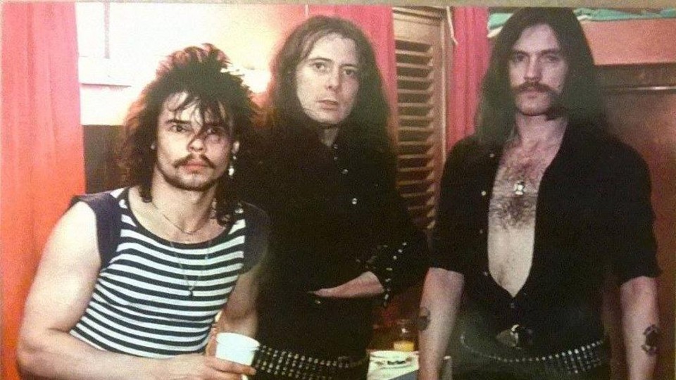 Phil Taylor (à esquerda), ao lado de Fast Ediie Clark e Lemmy Kilmister, vocalista do Motörhead | Reprodução/Facebook