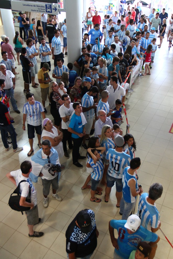 Torcida do Londrina se aglomera para recepcionar o time vice-campeão da Série C. | Roberto Custodio/Jornal de Londrina