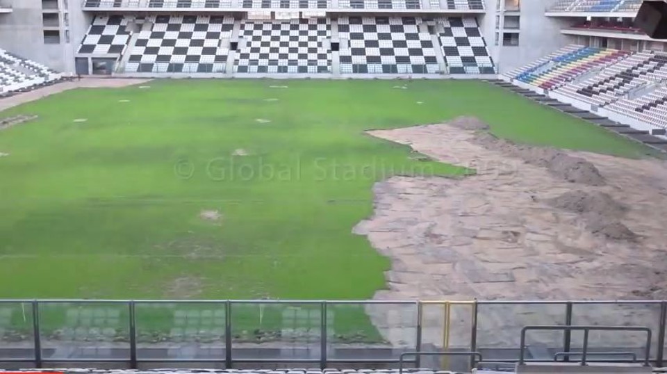 Grama sintética sendo instalada no Estádio do Bessa: Liga Portuguesa obrigou Boavista a retirar o piso. | /