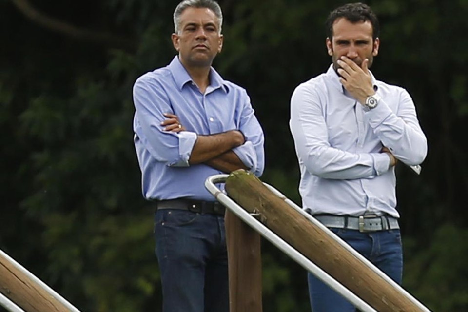 Vieira, à direita, acompanhou o jogo entre Atlético e Atlético-MG pela Copa do Brasil sub-20 nessa terça | Albari Rosa/Gazeta do Povo