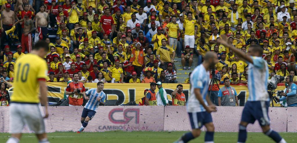 Argentinos comemoram gol de Biglia na vitória sobre a Colômbia. | JOSE MIGUEL GOMEZ/REUTERS