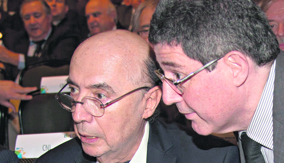 Henrique Meirelles e Joaquim Levy se sentaram lado a lado em evento da CNI: sem saia justa. | Ed Ferreira/Brazil Photo Press/Folhapress