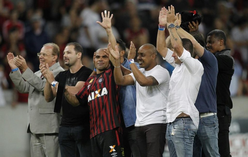 Alessandro foi homenageado pela atual diretoria, que levou jogadores campeões de 2001 para engrossar campanha. | Jonathan Campos/Gazeta do Povo