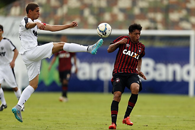 Colombiano Gutierrez do Atlético numa dividida com zagueiro mineiro | Albari Rosa/Gazeta do Povo