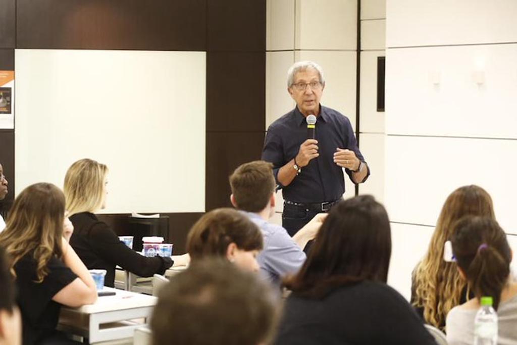 Abilio Diniz dá aula na FGV, em São Paulo | Reprodução/Twitter