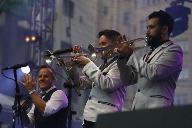 Big Time Orchestra fez releituras de sucessos do rock na Boca Maldita | Henry Milleo/Gazeta do Povo