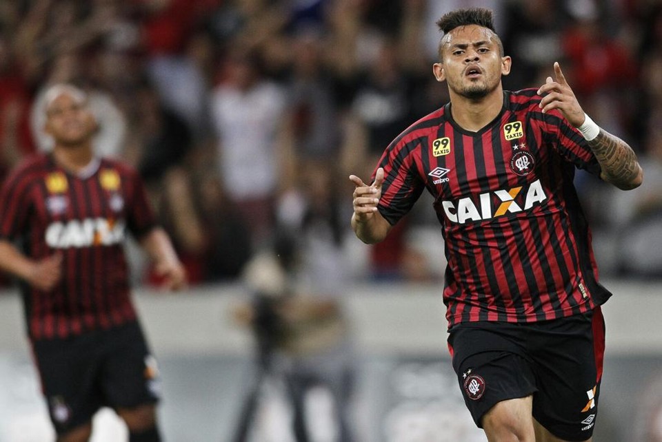 Roberto abriu o placar na Arena. | Jonathan Campos/Gazeta do Povo
