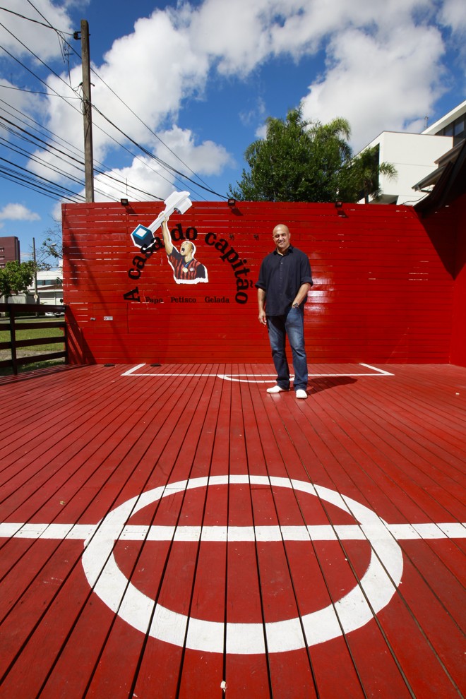 Nem em frente do seu bar temático do Atlético, inspirado em pub inglês do Chelsea. | Daniel Castellano/Gazeta do Povo