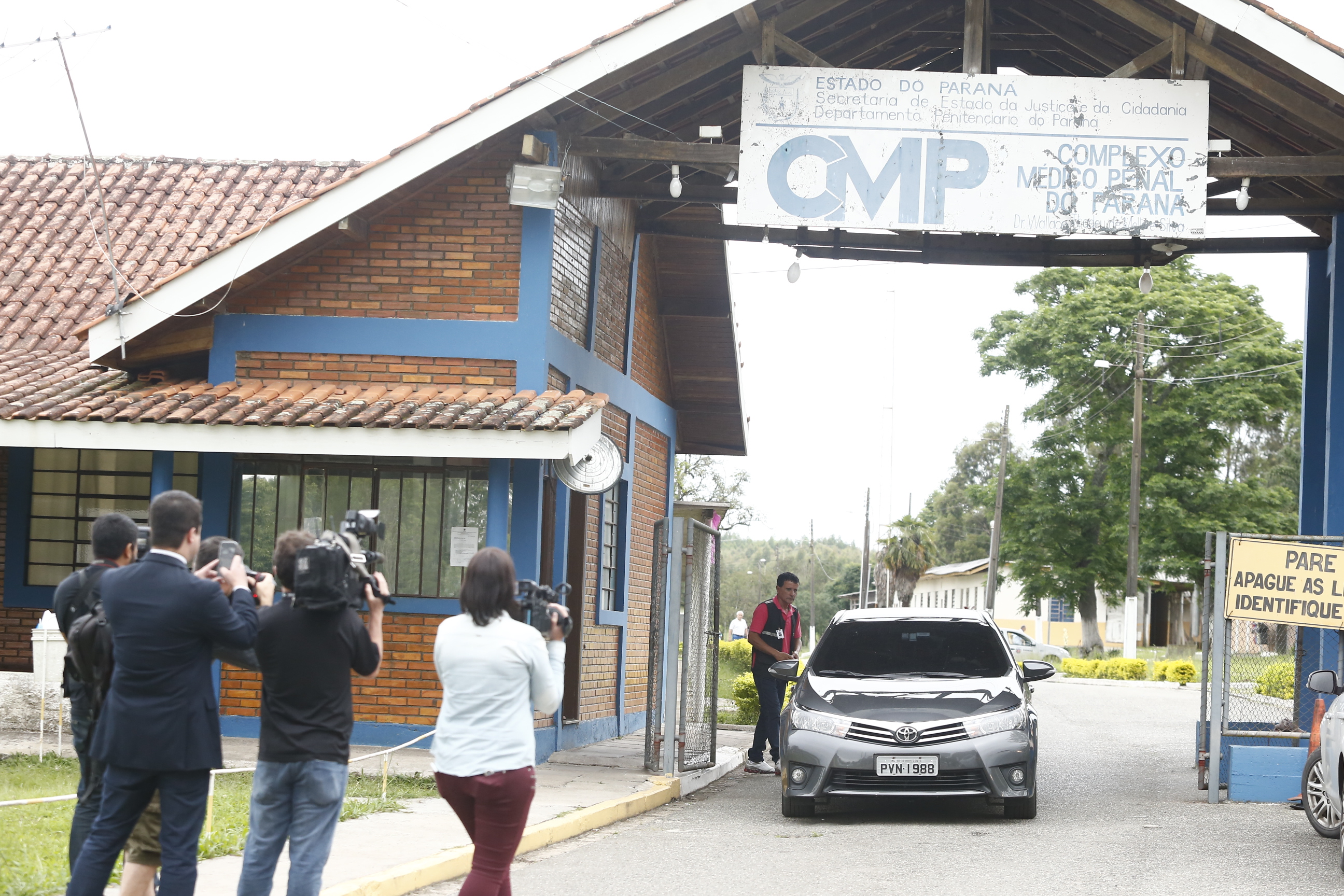 Investigado deixa o Complexo Médico Penal em Pinhais após fechar o acordo de delação premiada. | Hugo Harada/Gazeta do Povo