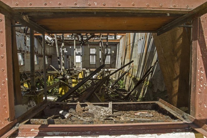 Casarão que já sediou a Delegacia de Homicídios, na Rua Barão do Rio Branco, “agoniza” há 15 anos em pleno Centro de Curitiba | Jonathan Campos/Gazeta do Povo