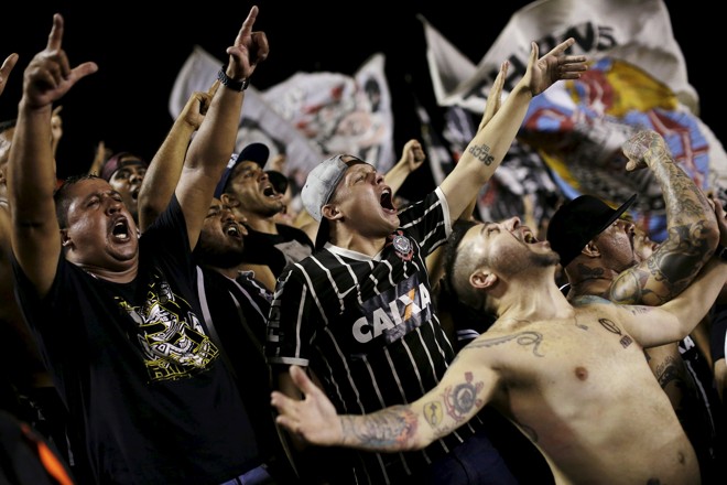 Torcida comemora o título do Corinthians em São Januário. | UESLEI MARCELINO/REUTERS