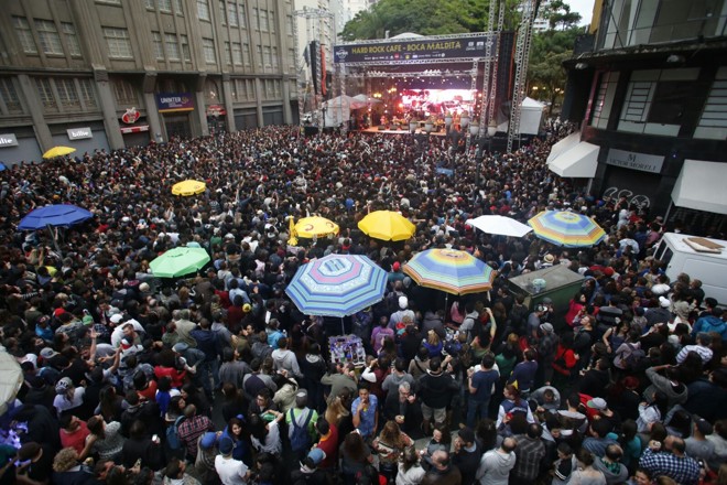 Público lotou a Boca Maldita para assistir a esse encontro. | Marcelo Andrade/Gazeta do Povo