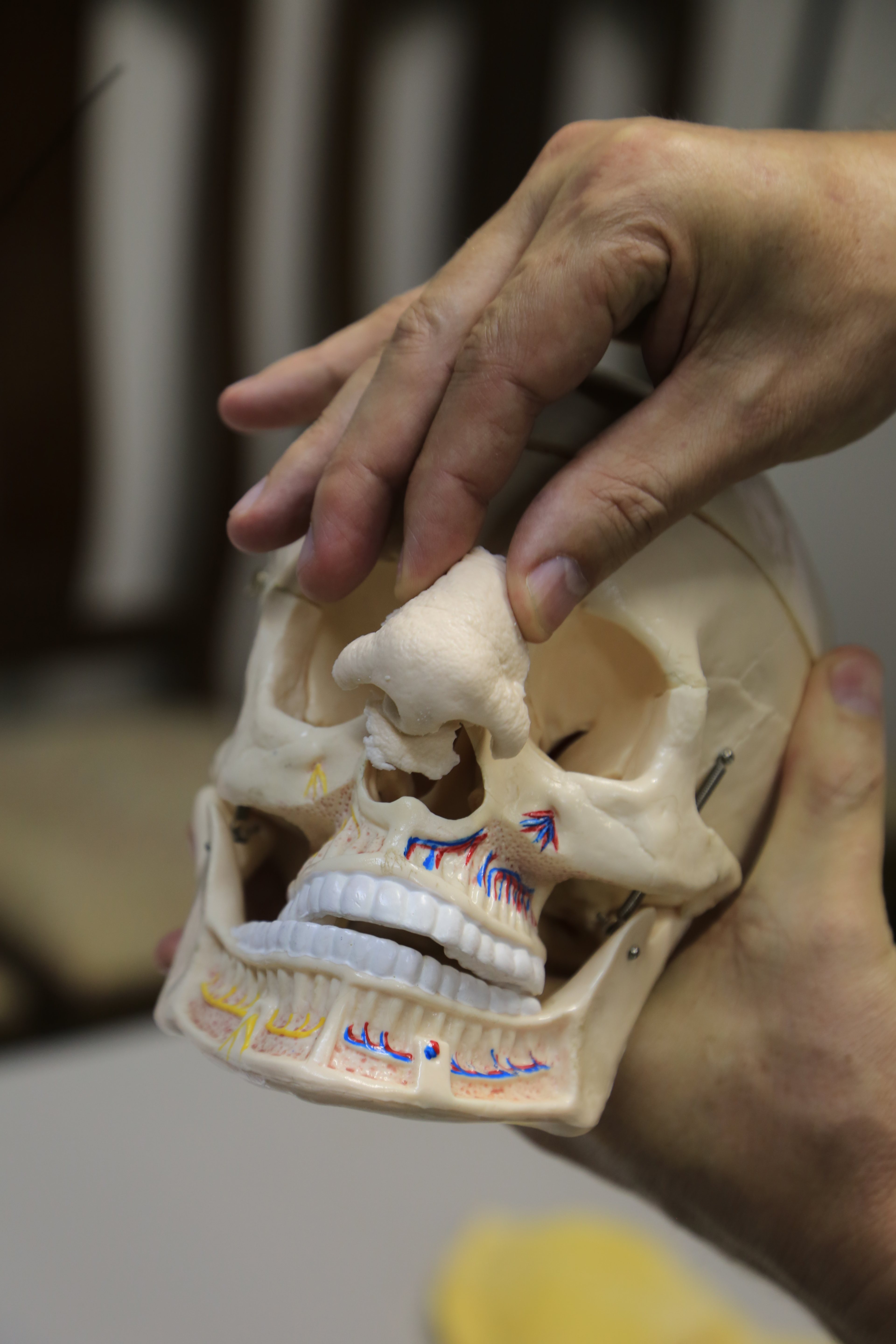 Quando um cadáver chega com o rosto deformado, os moldes de borracha são utilizados para a recomposição da face. | Ivonaldo Alexandre/Gazeta do Povo