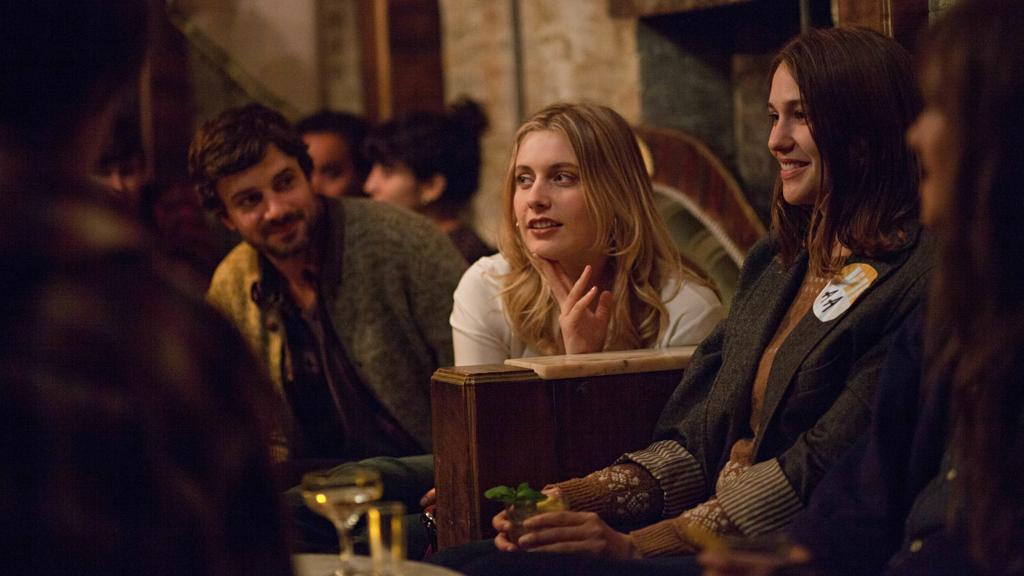 Greta Gerwig (centro) e Lola Kirke (à dir,) fazem as irmãs postiças Brooke e Tracy no filme “Mistress America”, que estreia nos cinemas nesta quinta-feira (19). | Divulgação