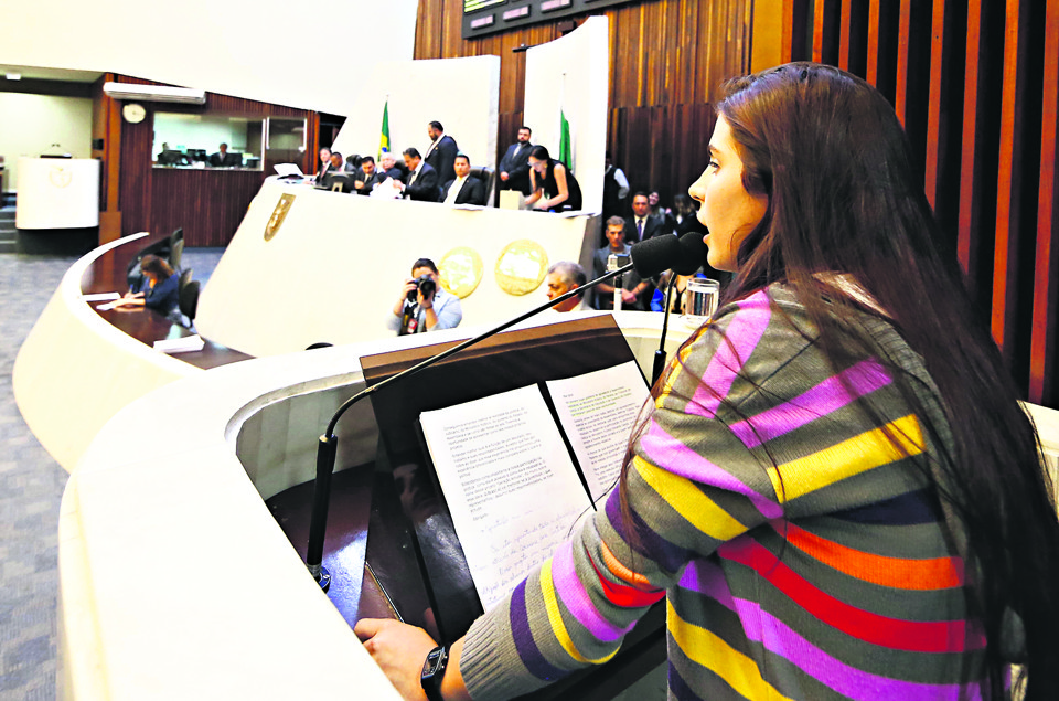 A estudante Fabyana da Silva discursa na Assembleia: jovem deve estar envolvido na vida pública. | Albari Rosa/Gazeta do Povo