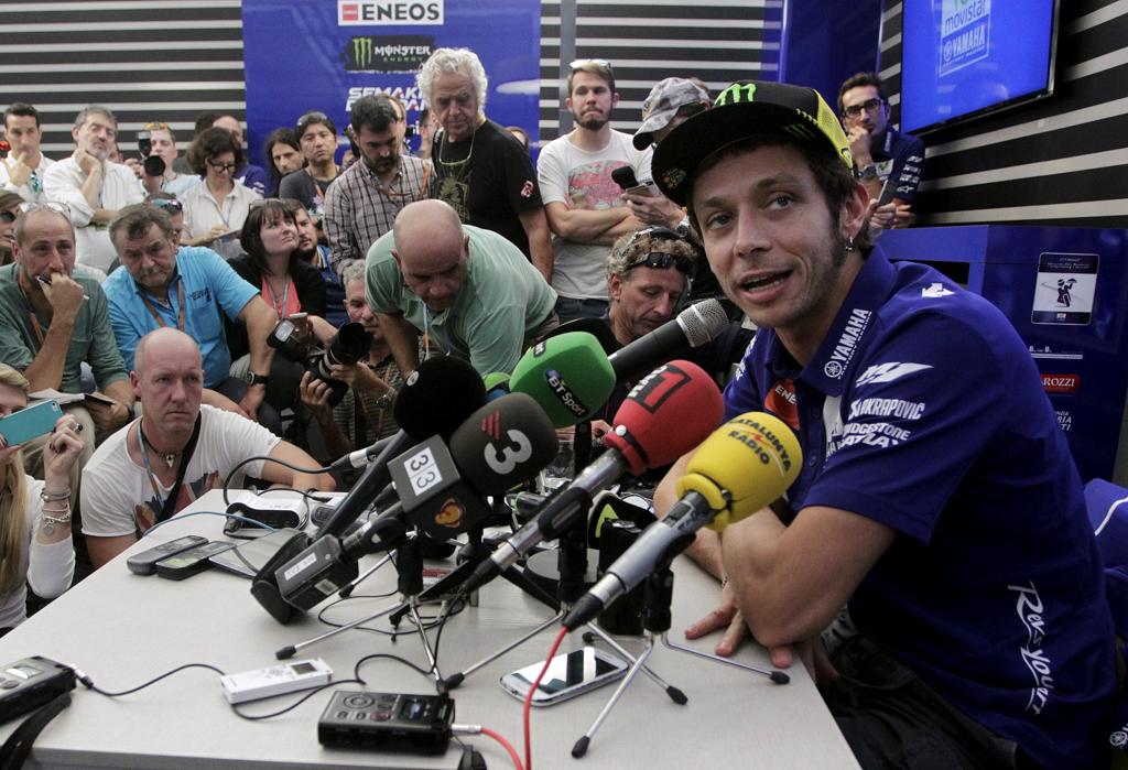 O italiano Valentino Rossi, em concorrida entrevista coletiva em Valência, após ter punição confirmada no grid de largada. | Heino Kalis/Reuters