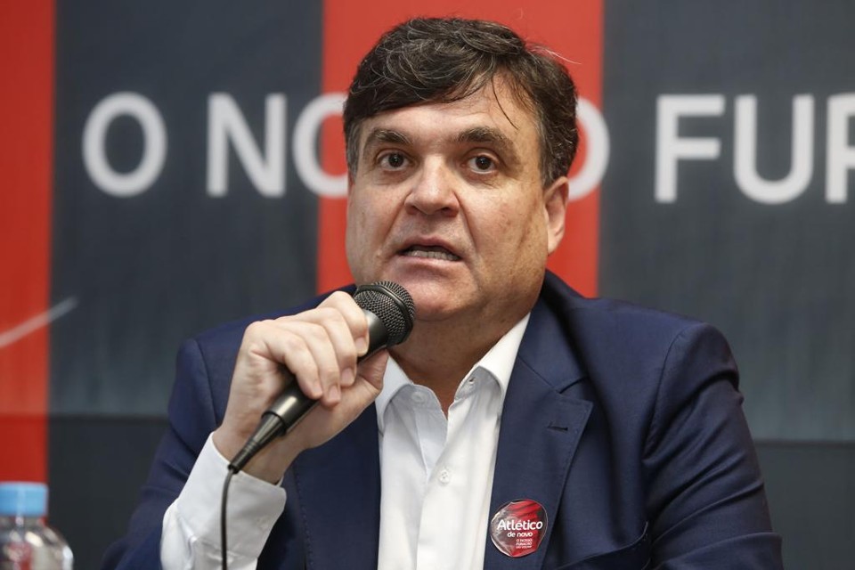 Gaede contesta gramado por grama sintética na Baixada. | Henry Milleo/Gazeta do Povo