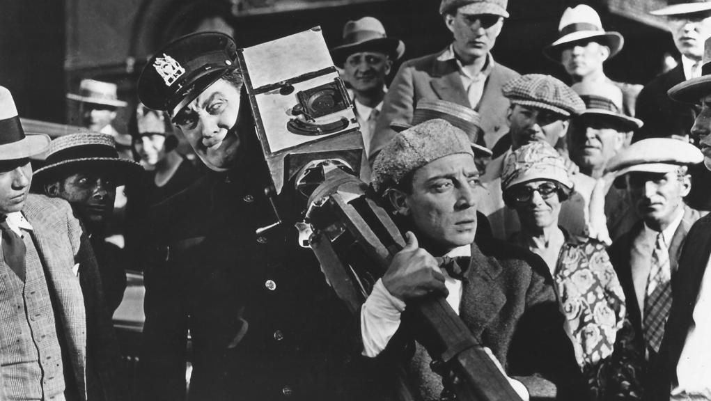 Buster Keaton em “O Homem das Novidades” (1928), sobre o poder das imagens em movimento. | Divulgação