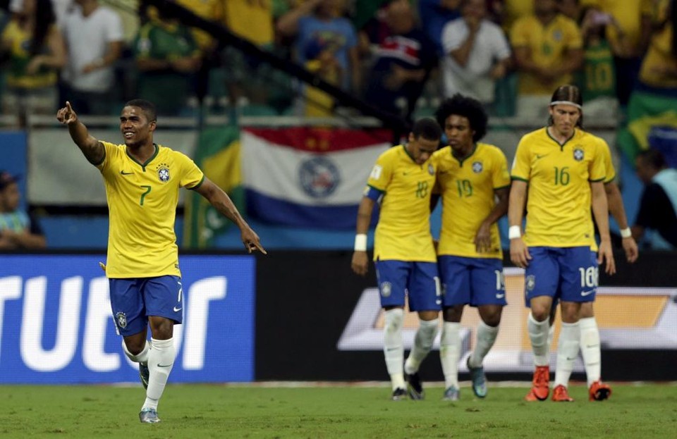 Douglas Costa comemora o primeiro gol da vitória do Brasil sobre o Peru. | UESLEI MARCELINO/REUTERS
