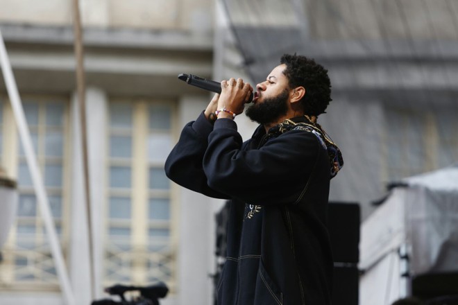 Rapper Emicida levantou o público, que cantou em coro as músicas. | 