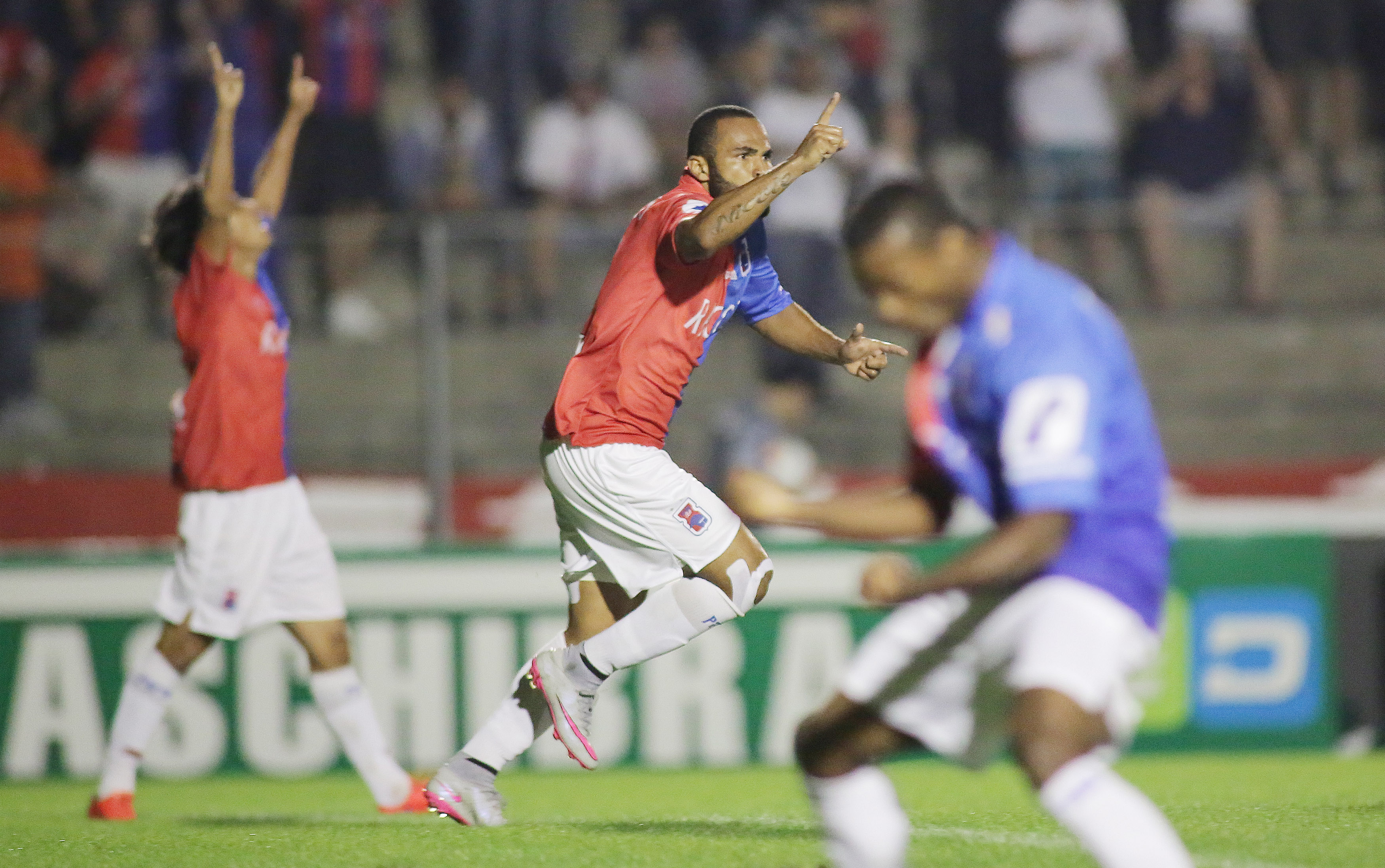 Lúcio Flávio comemora o go da vitória contra o América-MG: salvação paranista. | /Giuliano Gomes