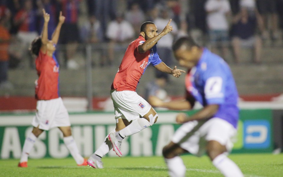 Lúcio Flávio comemora o go da vitória contra o América-MG: salvação paranista. | /Giuliano Gomes