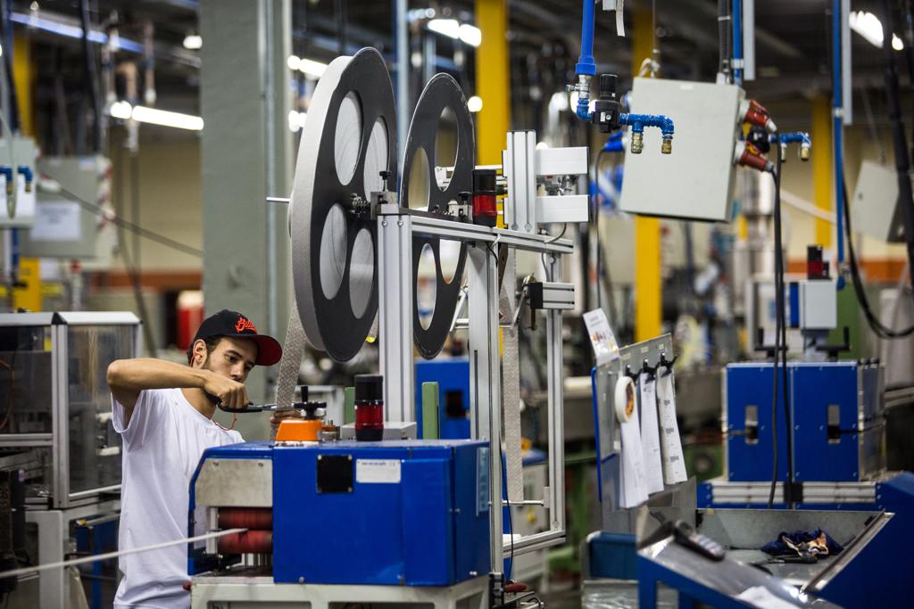 52% dos jovens entre 20 e 24 anos trabalham no Brasil, enquanto 76% estão longe dos estudos. | Brunno Covello/Gazeta do Povo